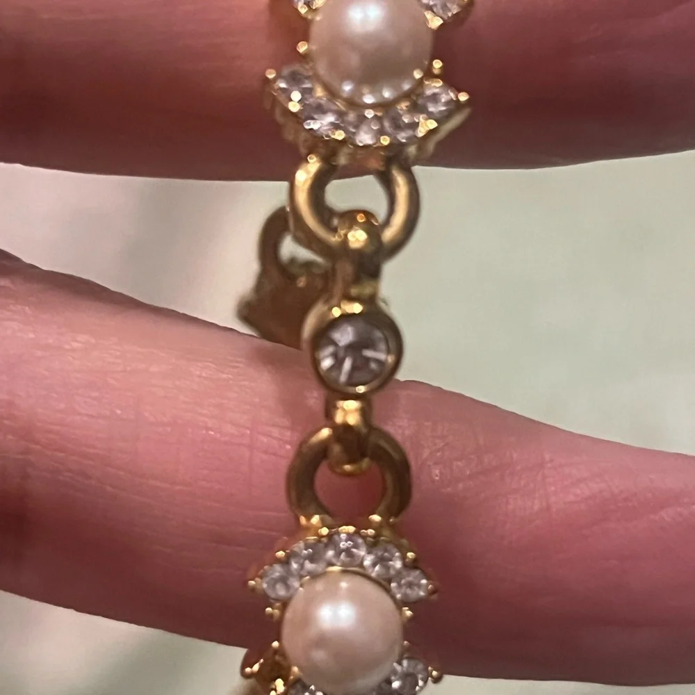 VINTAGE SIGNED MONET GOLD TONE FAUX PEARL RHINESTONE BRACELET